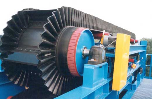 青島青島裙邊擋邊帶輸送機廠家